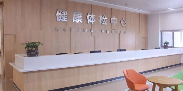 3）熟悉醫(yī)院建筑情況，根據(jù)建筑平面圖確定空調(diào)、通風(fēng)安裝的位置，根據(jù)使用時(shí)間、潔污程度、特殊要求等，來(lái)劃分空調(diào)通風(fēng)安裝，安裝配置要科學(xué)，不能過大不能過小，安裝要控制方便，對(duì)潔凈度有要求、嚴(yán)重污染房間應(yīng)分別獨(dú)立自成一個(gè)安裝。 4）空調(diào)、通風(fēng)安裝安裝，必須要遵循一個(gè)條件：潔、污獨(dú)立，避免出現(xiàn)交叉感染的情況。 5）醫(yī)院中央空調(diào)安裝回風(fēng)口應(yīng)該設(shè)置低、中效過濾器，新風(fēng)安裝需根據(jù)室外空氣潔凈等級(jí)設(shè)置粗效過濾網(wǎng)、中效二級(jí)過濾器。